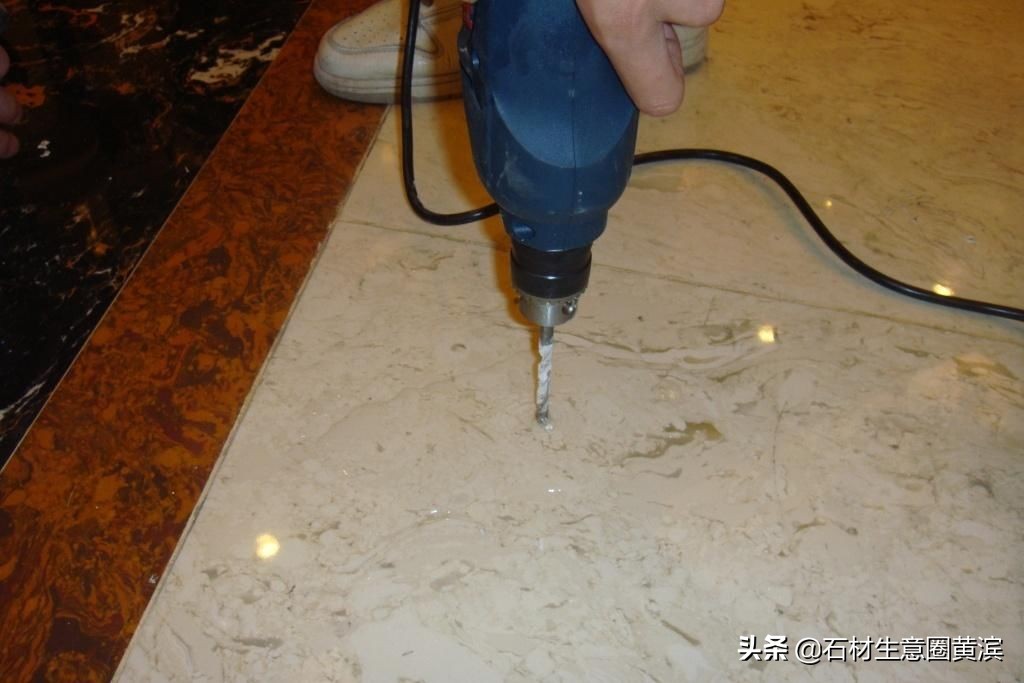 防止石材地面空鼓应采取哪些措施,大楼外墙下地面洒水石材空鼓塌陷