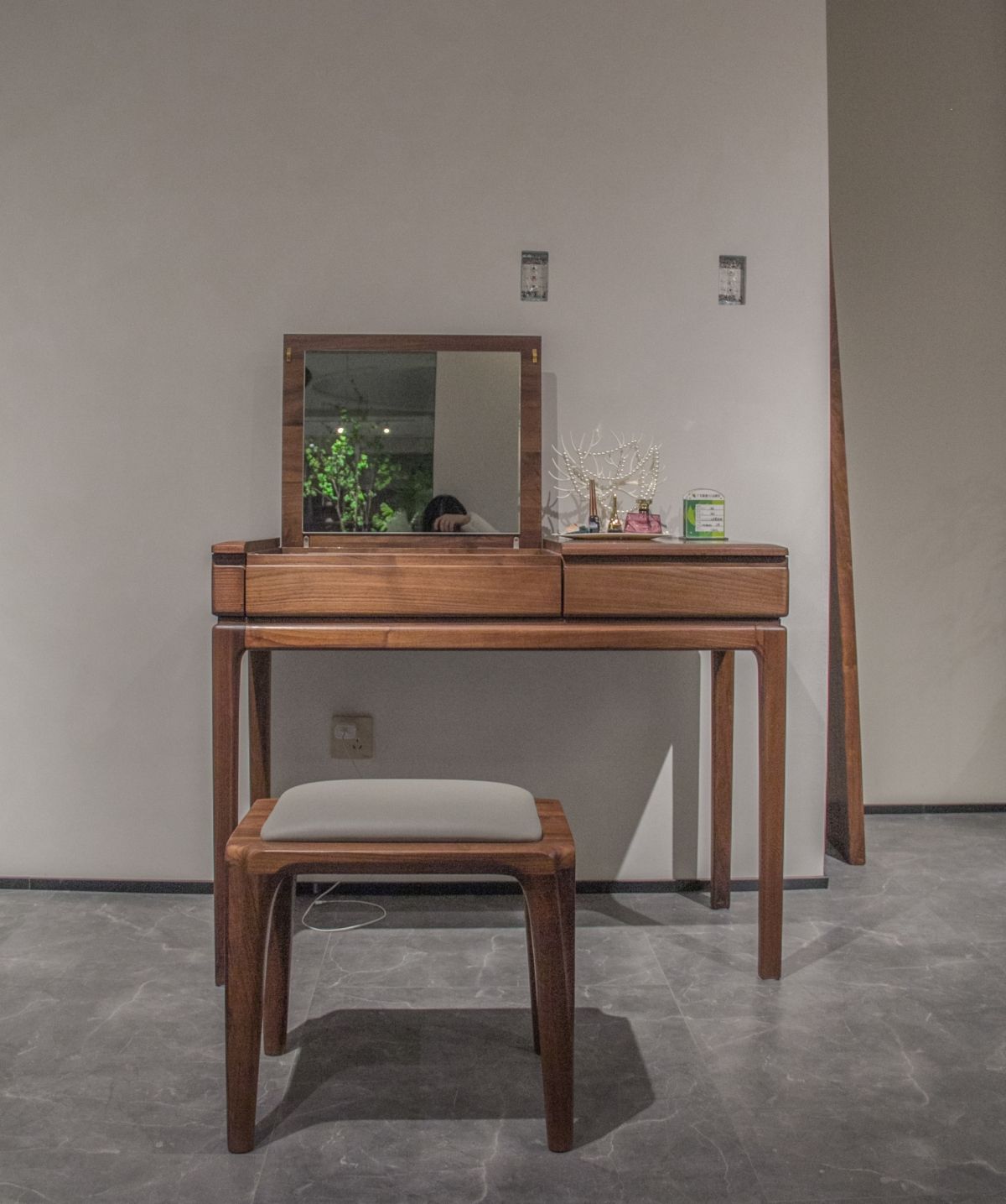 蠡口家具城黑胡桃木店 (苏州蠡口家具城买家具靠谱么)