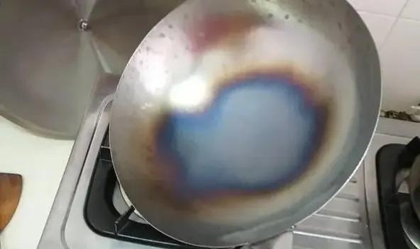 新买的铁锅咋开锅不生锈,新买的铁锅切记别直接开锅