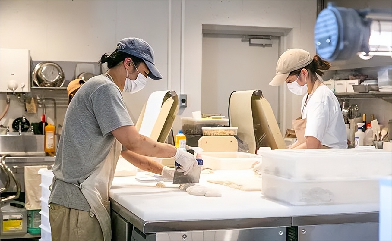 东京这位「面粉刺客」！每日使用15种面粉，混合制作40款面包