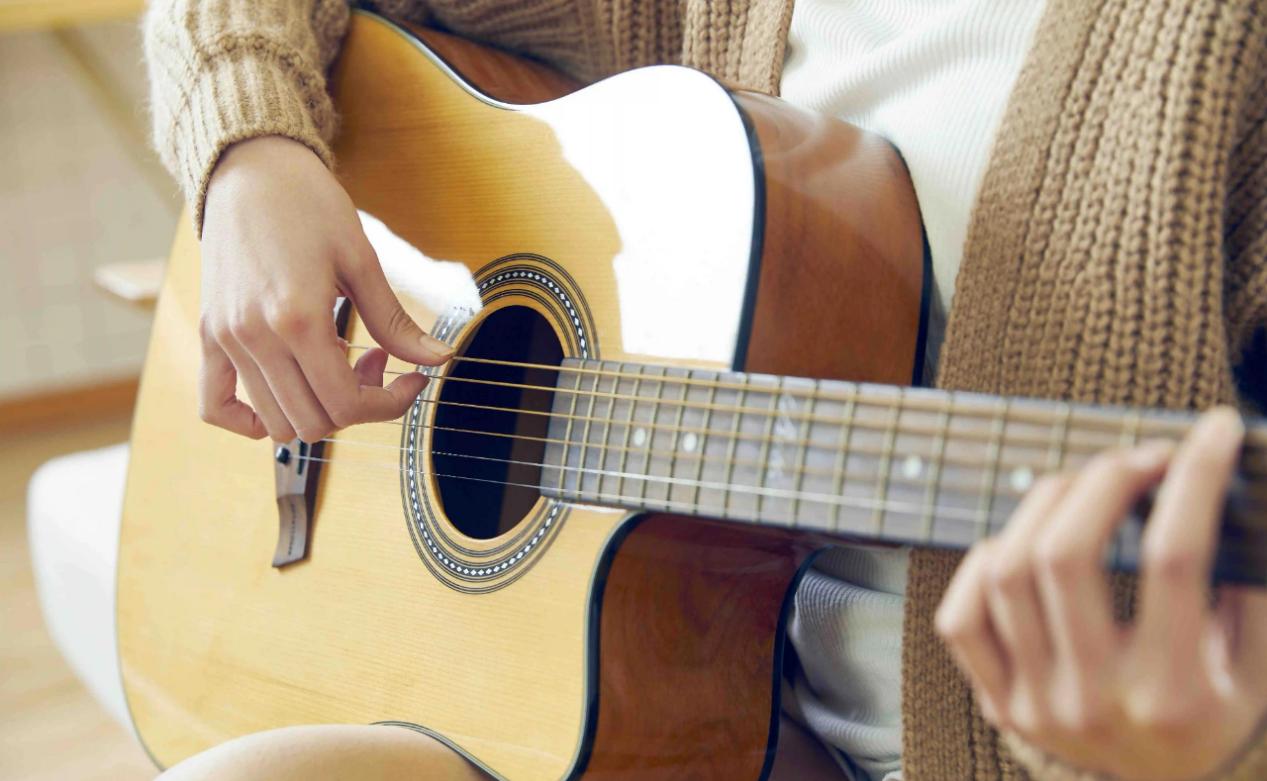 2000的吉他和800的吉他差距大吗,推荐几款学生的可以买到好的吉他