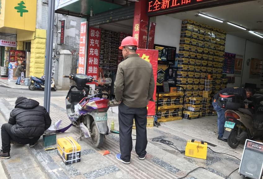 电动车换电瓶超威和天能怎么选,电动车换电瓶选超威还是天能好