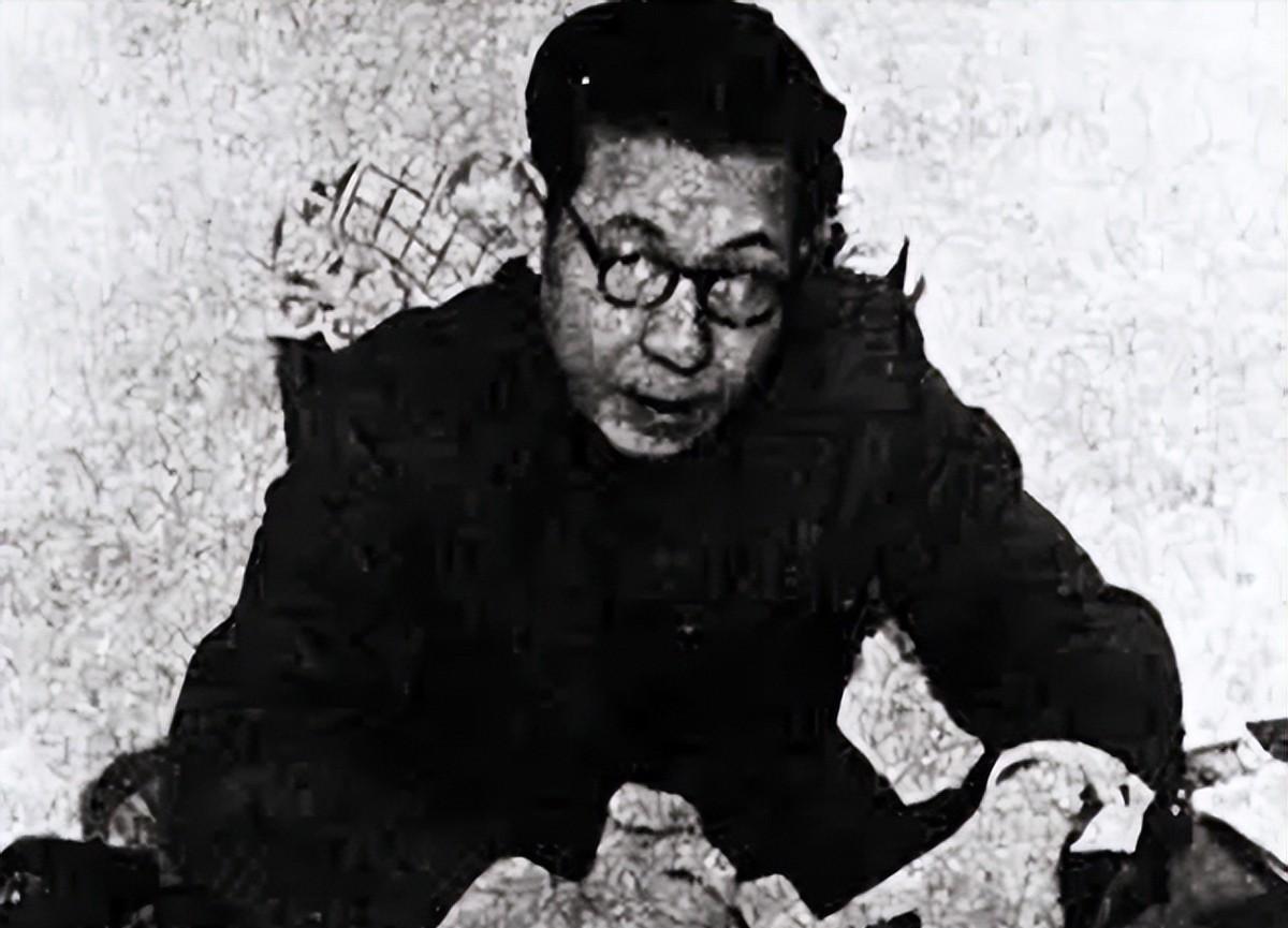 他是二号大汉奸，曾任代主席，枪决后妻子逃国外，儿子后来如何？