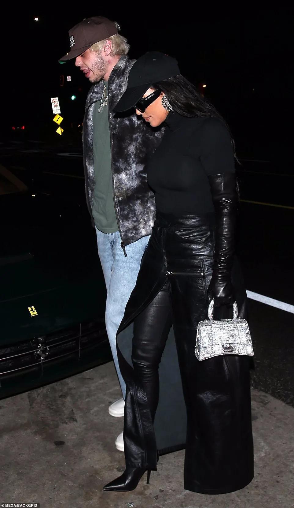 卡戴珊与侃爷撒狗粮,卡戴珊久违晒侃爷