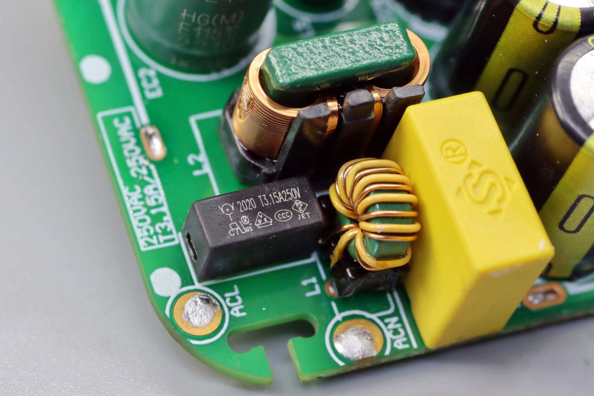 公牛新款67w快充插座拆解,公牛防过充保护插座拆解