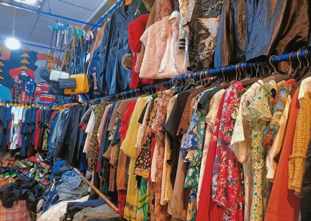 路边摊的衣服一件多少钱,路边摊10元衣服从哪里来