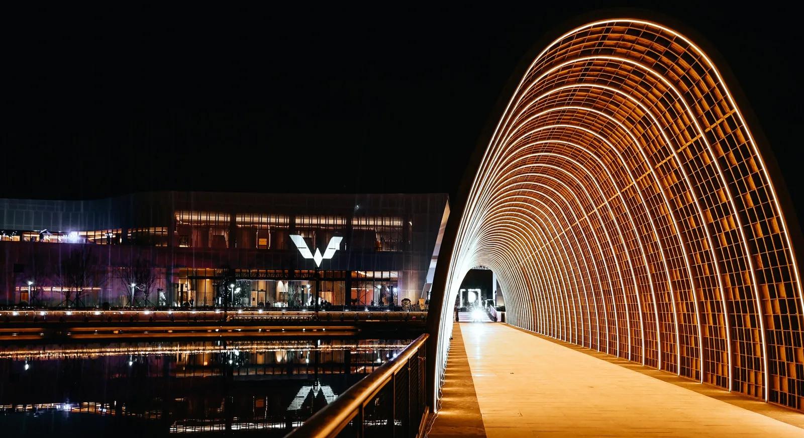 当大玩具“GB”与足球不期而遇