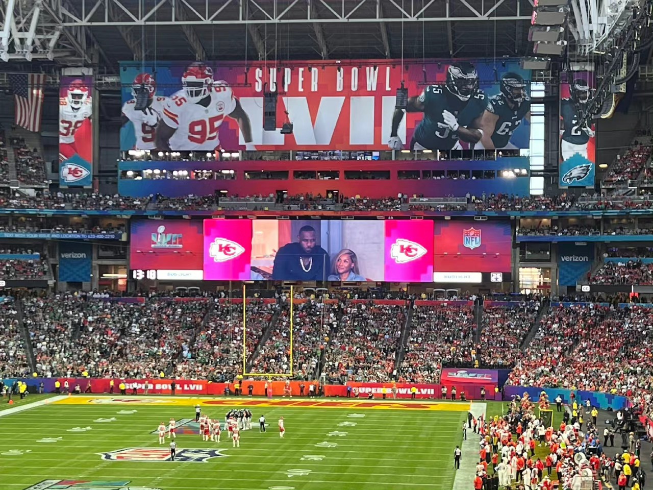 霸气!詹皇超级碗看球被费城球迷抱以嘘声,为自己佩戴王冠回应