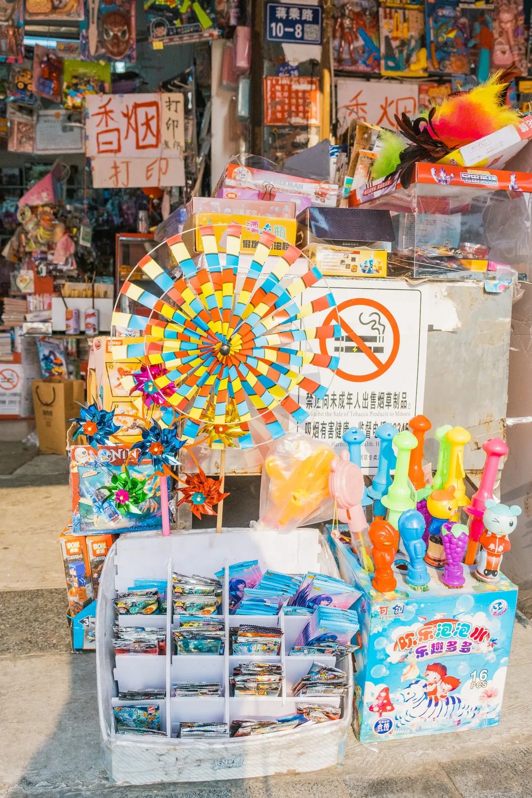 校门口的小店从来没有让人失望,校门口小店生意火爆