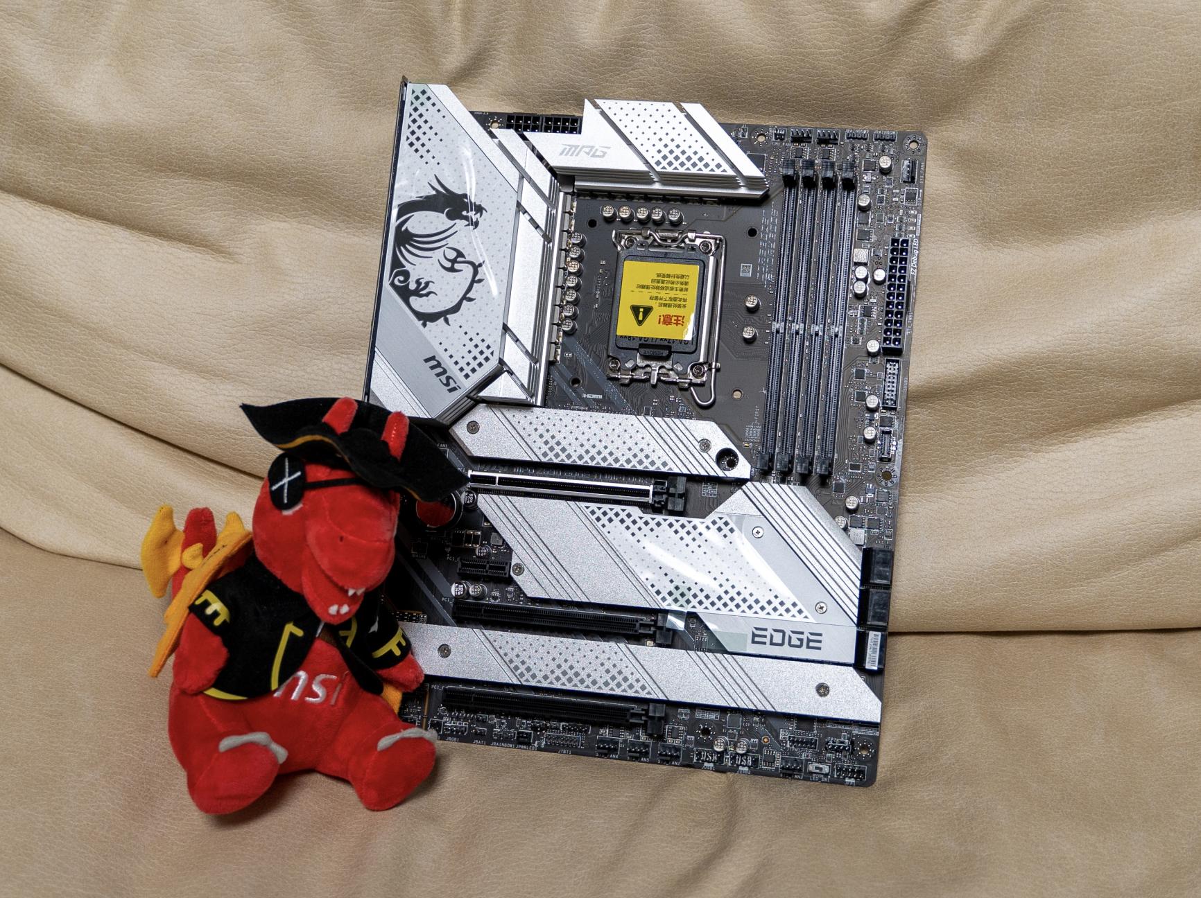 微星z690刀锋钛开箱测评,微星z690edgeti主板接口介绍