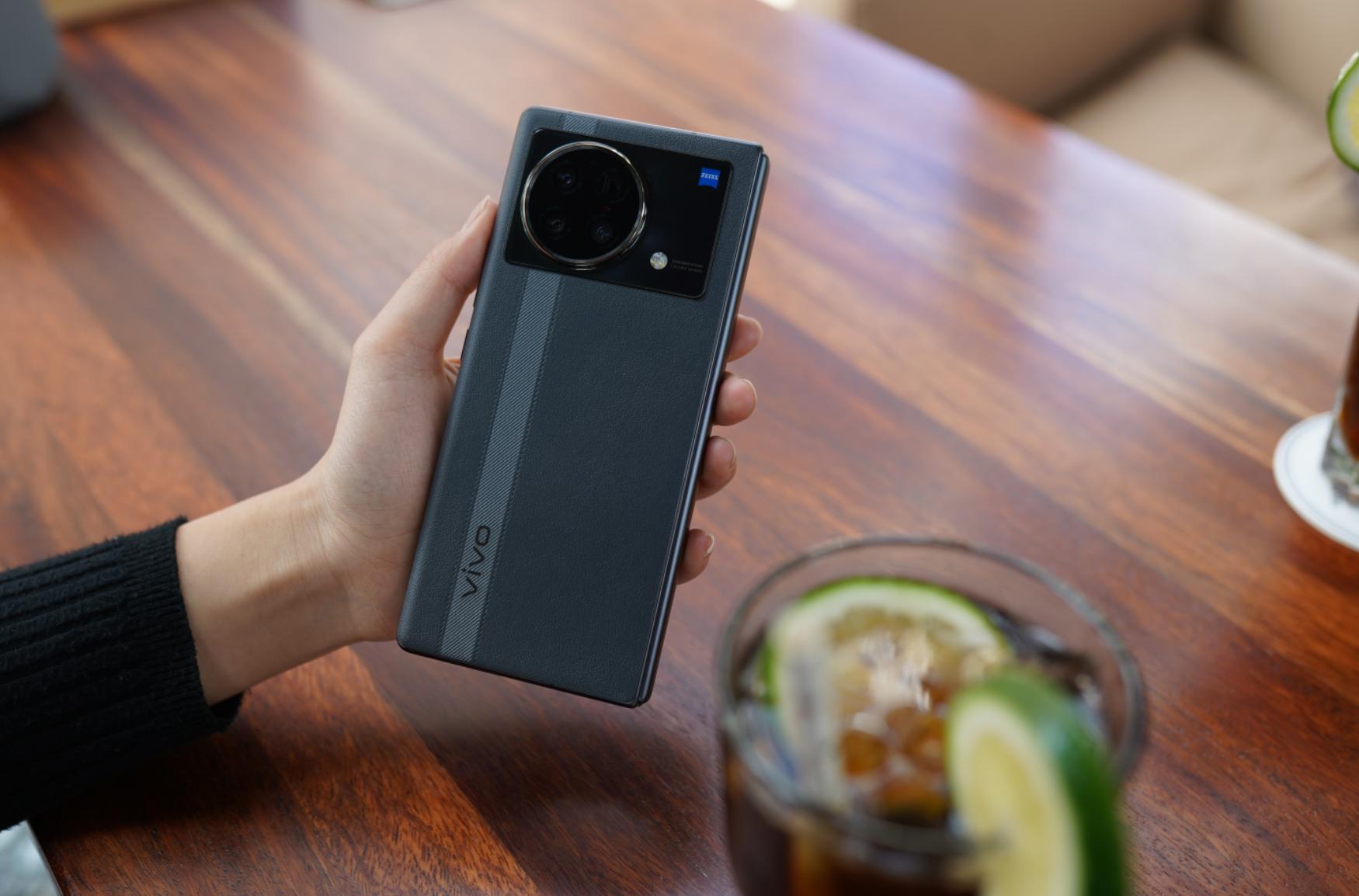 vivoXFold民间评测：8999起售，发布最晚折叠屏，能超越友商吗？