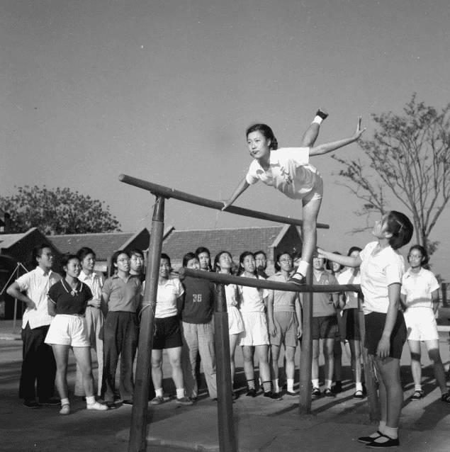 日本侵华施暴照：图1日军随军记者镜头里面的苏州姑娘，猥亵少妇