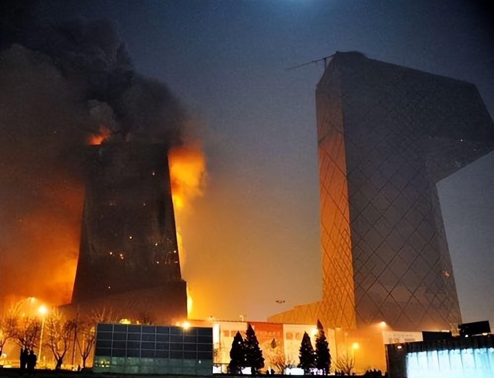 央视大楼烟花火灾,央视大楼特大火灾原视频