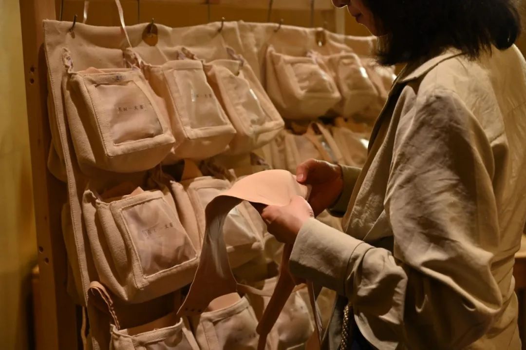 她为没有乳房的姐妹，穿上内衣