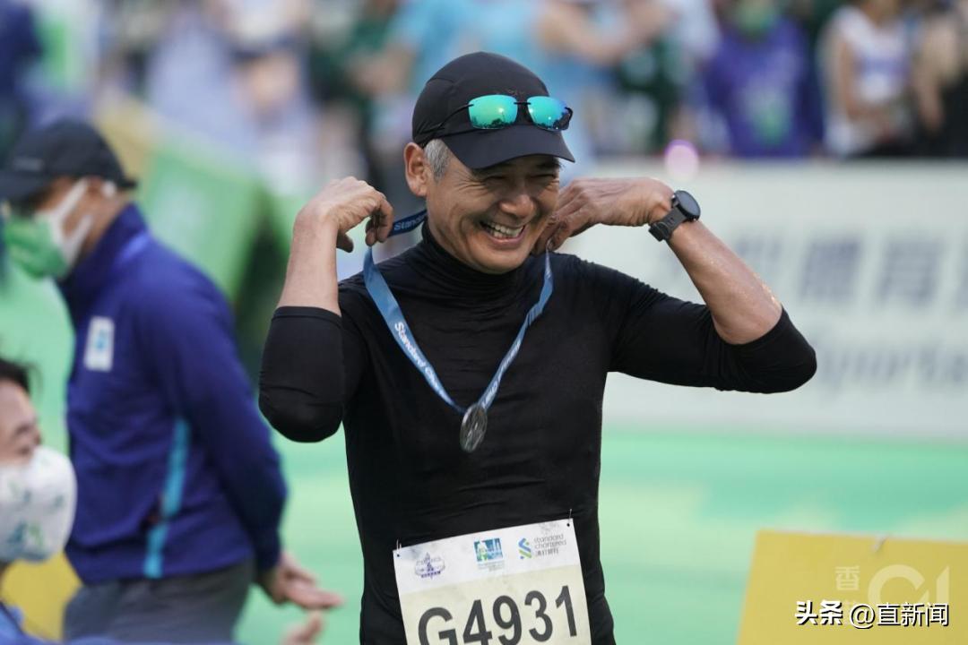 周润发参加香港马拉松跑半马成绩,香港马拉松周润发照片