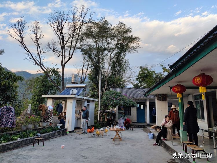 溪流潺潺、白茅飘飘，鲟鱼肥硕、菜蔬新鲜，景谷铁厂河畔的慢时光