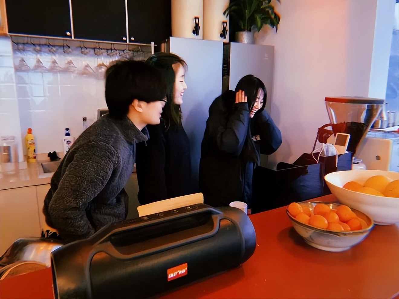 24岁女孩缝出巨型子宫，请人走进去，感受被母体包裹的温柔