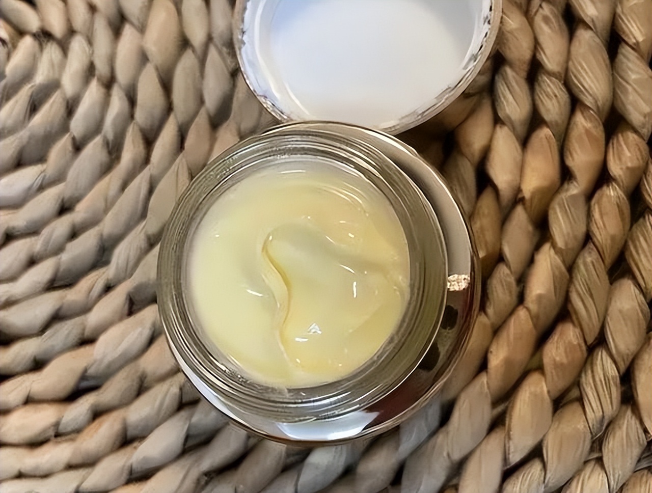 哪款眼霜能与兰蔻相媲美,国货抗皱眼霜35岁以上测评