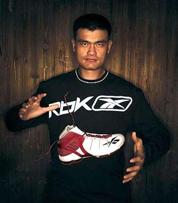 姚明当年为什么拒绝湖人,姚明现在怎么穿耐克了