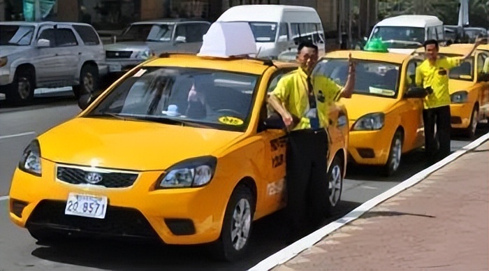 一张越南50000万盾纸币值多少钱,一百块人民币在越南能买什么