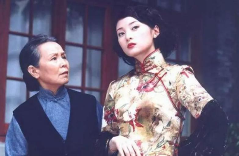 刘嘉玲关晓彤同框,穿旗袍大秀窈窕好身材