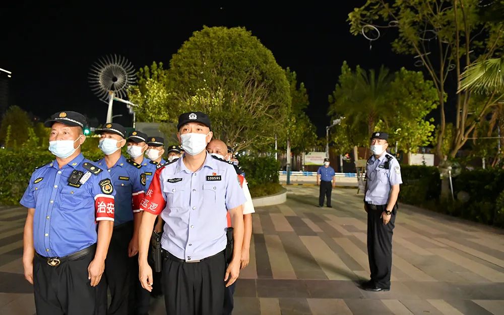 致敬交警烈日下的坚守作文,致敬烈日下的守卫人