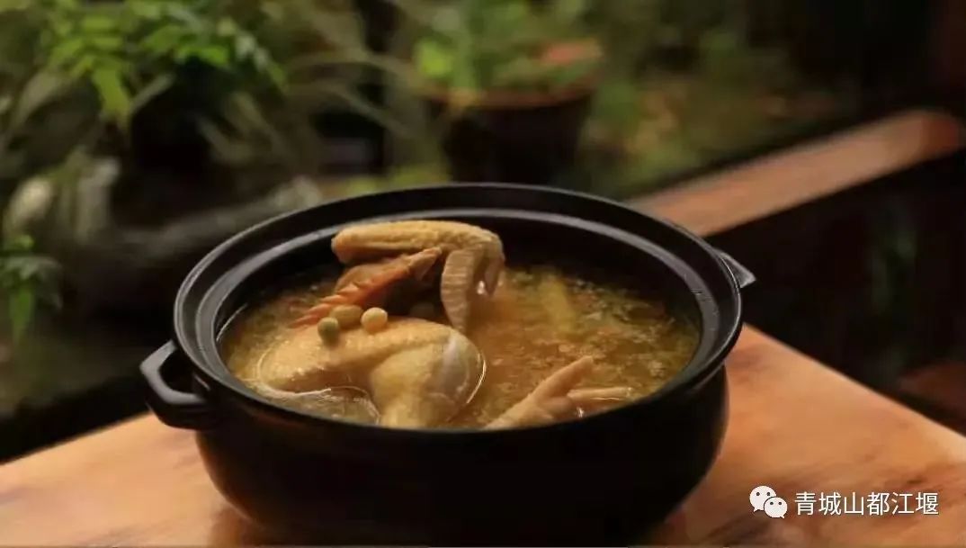 来都江堰的山间溪畔赴一场“好食光”！青山间的火锅店、花园里的小食堂......赏景美食两不误~