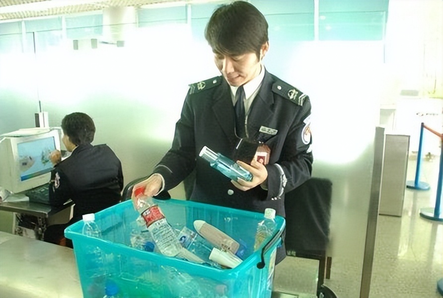 飞机上的秘密：空姐必须穿*袜丝**，禁止自带饮用水，粪便“空投”了