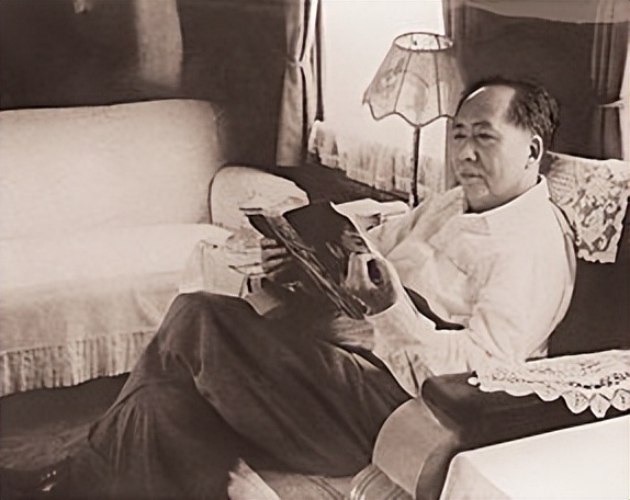 1956年，毛主席对于台湾未来做出精准预言，指出“只有两条出路”