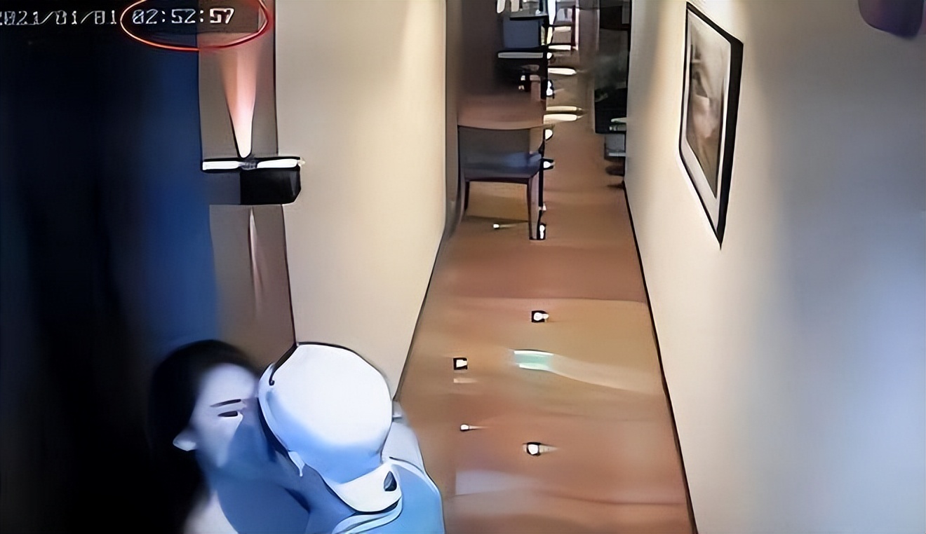 23岁空姐和11名男子跨年聚会后，被发现死于酒店浴缸，死因为何？