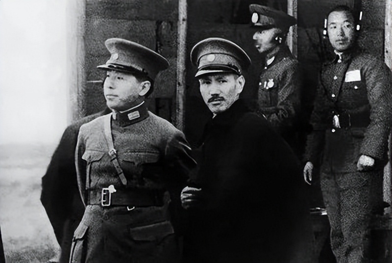 1975年蒋介石临终前,对蒋经国说出不放张学良的原因,张泪如雨下