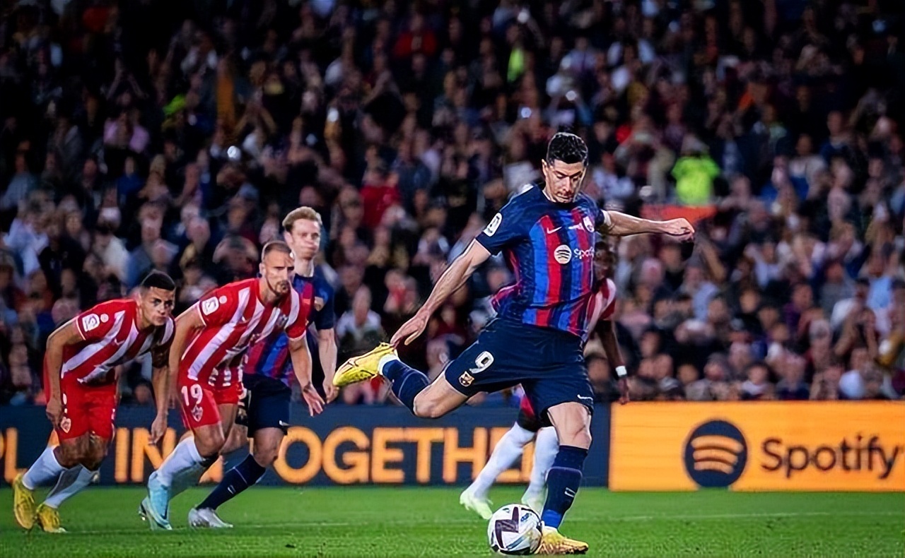 莱万单防梅西被判犯规,莱万单防梅西被吹犯规