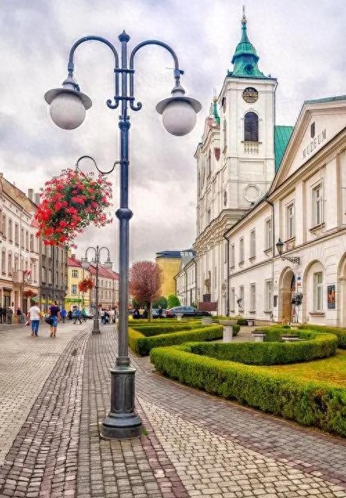 愤怒山东美女医生因为海边救人，隐私部位暴露被骂不要脸