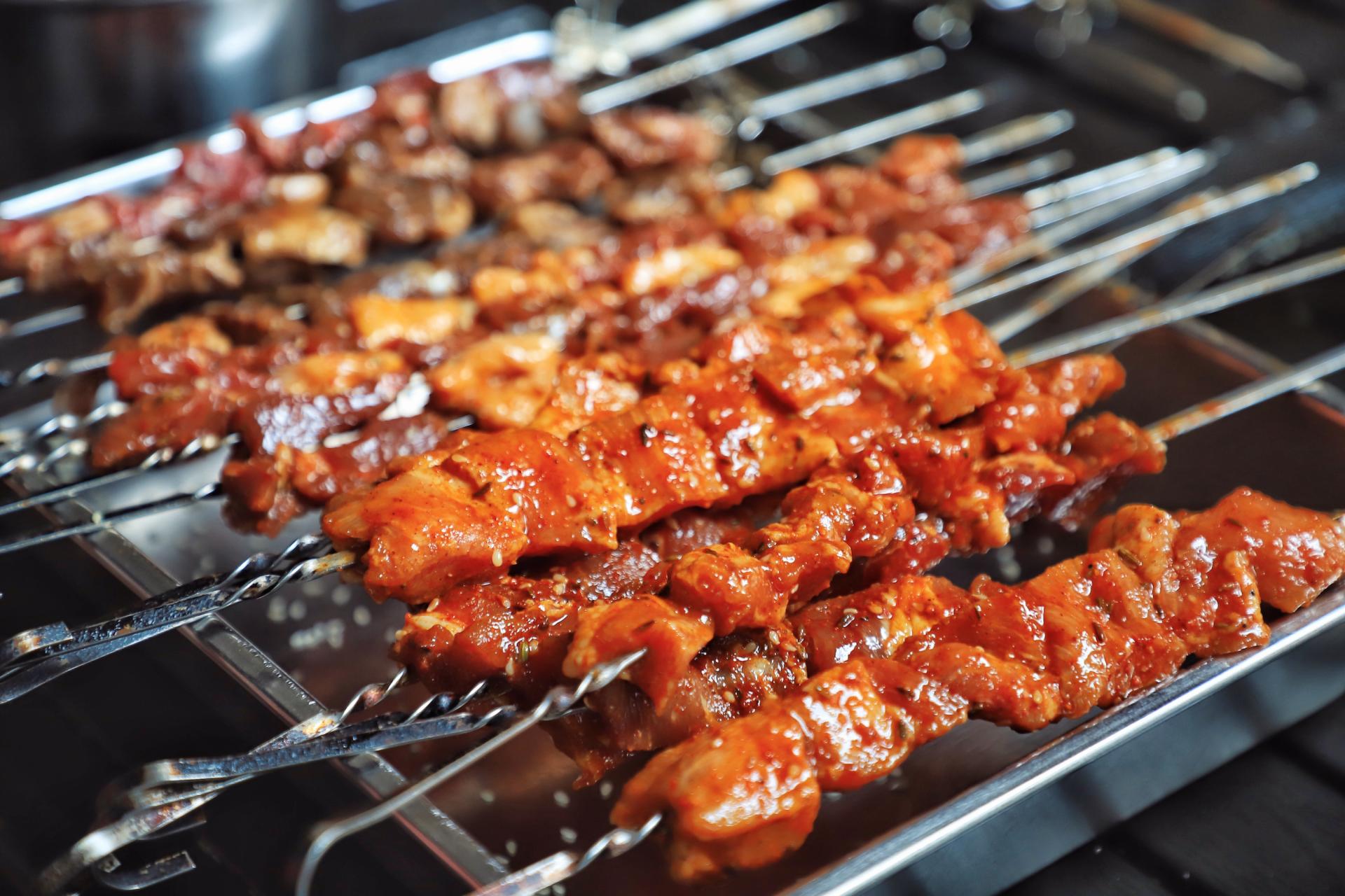 卖麻辣烫一年赚100多万,开麻辣烫店的东北小伙