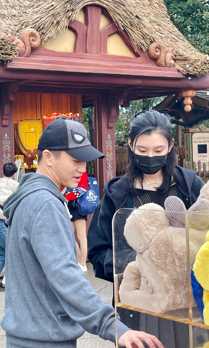 迪士尼偶遇奚梦瑶,奚梦瑶何超欣同框合影