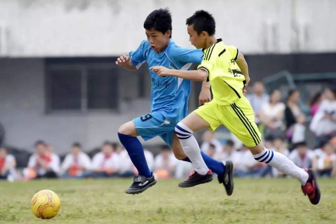 振兴中国足球要从娃娃抓起,为振兴中国足球而努力墙上标语