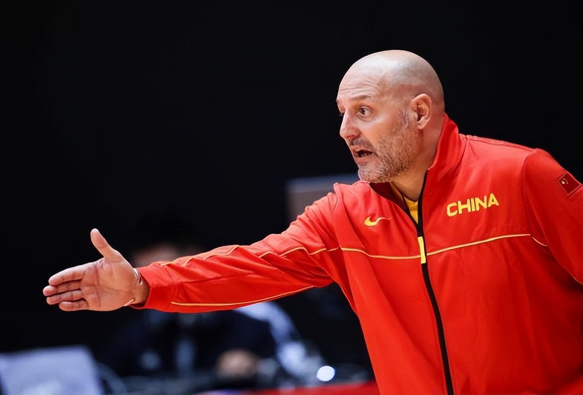 中国男篮18人名单，七名后卫，两个新面孔，广东后卫占了近一半