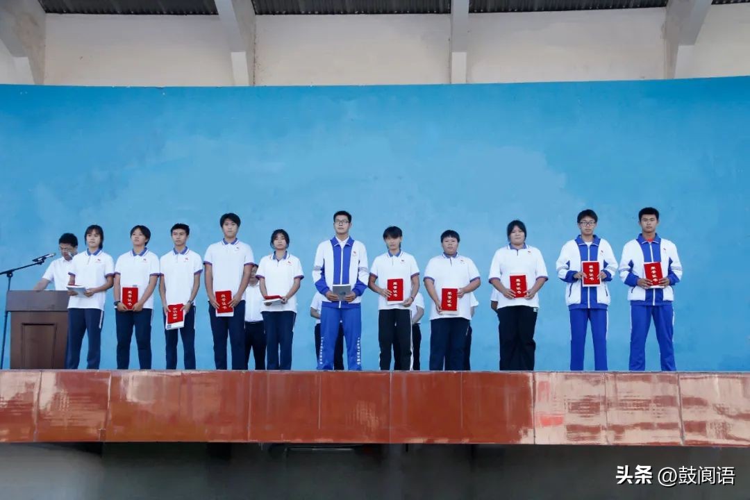 阆中中学举行2023年秋开学典礼暨学生表彰大会