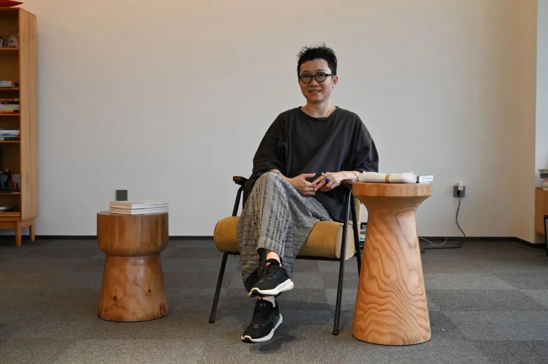 她为没有乳房的姐妹，穿上内衣