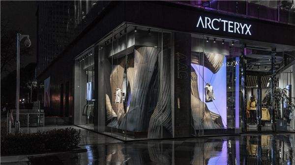 户外装备届的“爱马仕”，一件冲锋衣5000元，背后的大佬竟是安踏