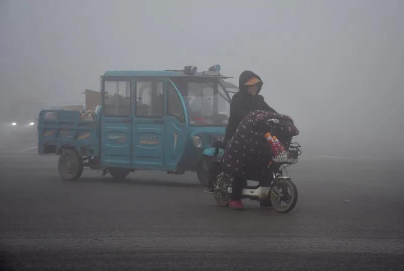 山东茌平：今晨大雾迷漫“鲁西小城路上行车都亮起了雾灯
