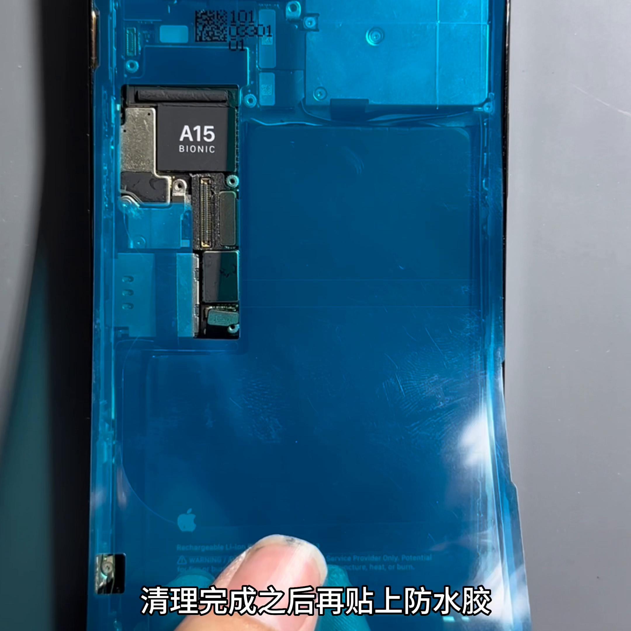 苹果手机进水屏幕失灵怎么办,手机进水屏幕出现竖条纹怎么解决