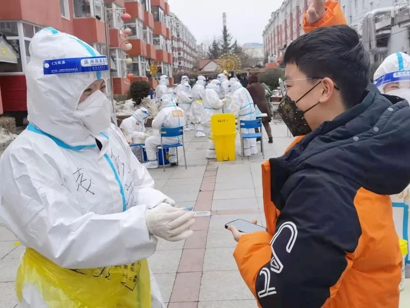 政法干警抗击疫情,疫情防控中全市政法机关冲锋陷阵