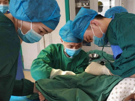 肛门潮湿瘙痒有臭味应怎么治疗,肛门潮湿瘙痒有异味怎么治疗