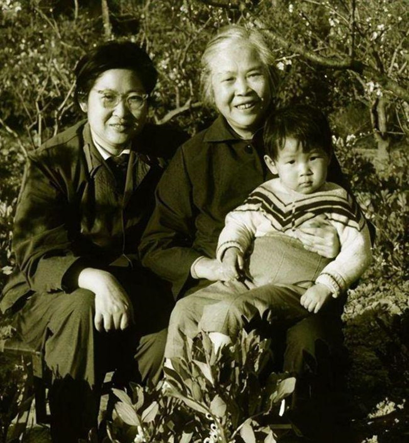 1979年，*子珍贺**终于来到北京，她与毛主席拍下了最后一张“合影”