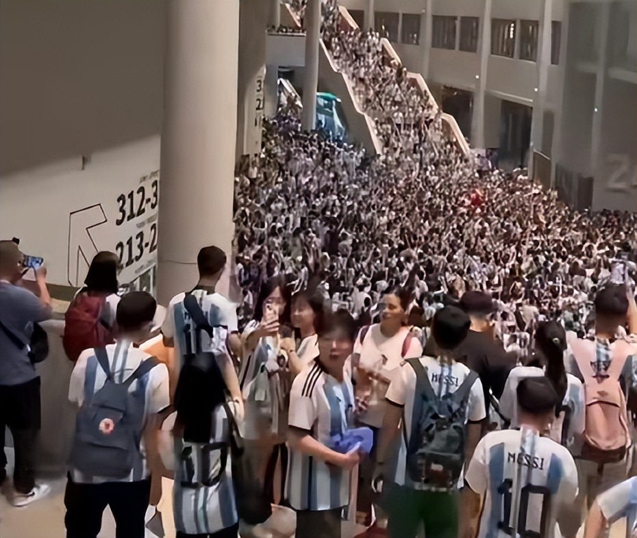 闯进场拥抱梅西球迷发声,球迷冲进球场拥抱梅西跑了多少米
