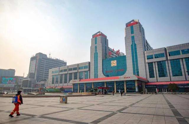 坐火车能经郑州中转吗,坐飞机到郑州转火车要隔离吗