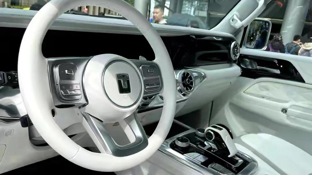 长城坦克300赛博版发布，售价30.80万元，对标吉普牧马人