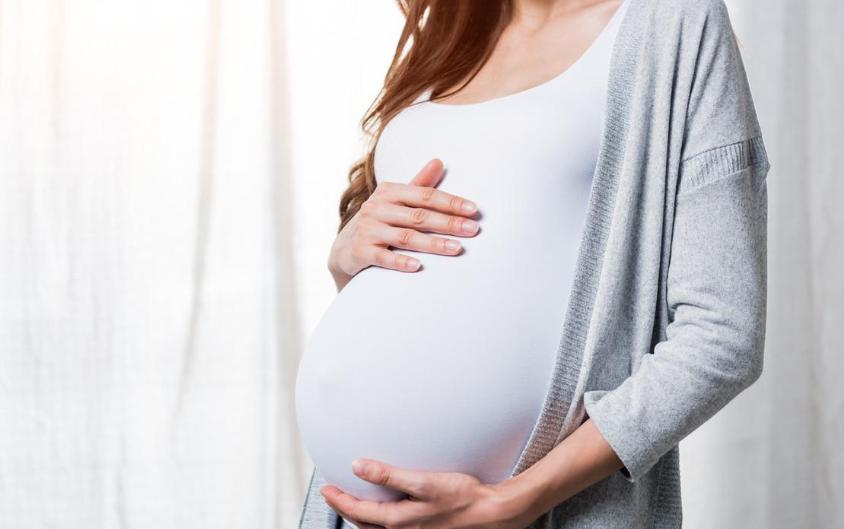 尿频、孕吐，属于正常现象，不用担心，但出现4大症状要警惕