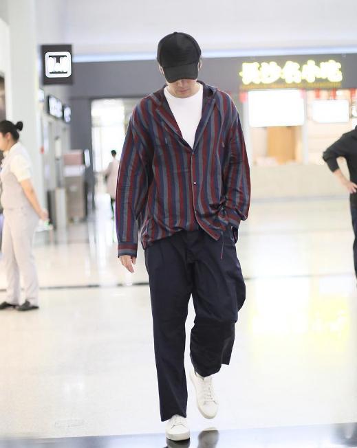 夏天衬衫和t恤怎么搭配,时髦春夏衬衫搭配